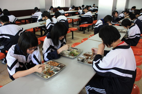 瓦市學(xué)校配備食品快檢儀器，提升食品安全監(jiān)管效率